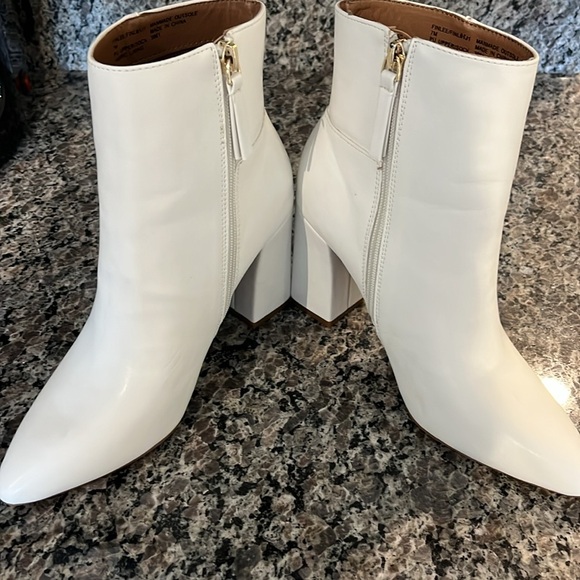 Steve Madden White short boots.NEW - Picture 4 of 7